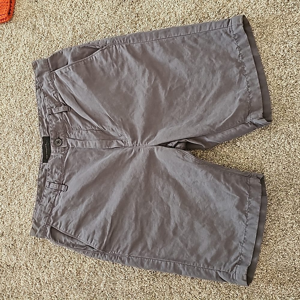 John Varvatos men's Grey cotton linen blend shorts.  Great condition.  Size 32